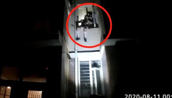  摇摇欲坠|险丨小区半夜传出哭声，17岁少女坐窗边摇摇欲坠！
