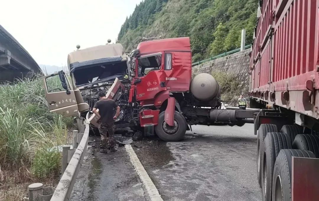  车主|危险！占道超车险酿事故，女车主被吓得喊娘！