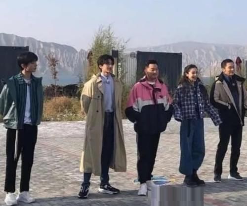  蔡徐坤|《奔跑吧》录制成毅情愿全程抱外套，也不愿被指和蔡徐坤撞衫，好辛苦