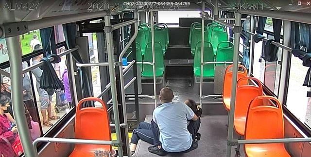 公交|女学生突发疾病倒地 290路公交变身救护车