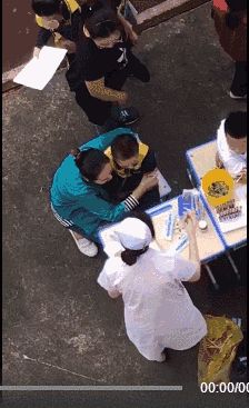  干净|搞笑GIF：擦地阿姨很认真，地真干净