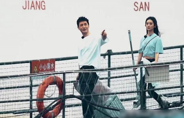 屡次|《中餐厅4》赵丽颖为何屡次被黑?看到冯绍峰上热搜后,我懂了