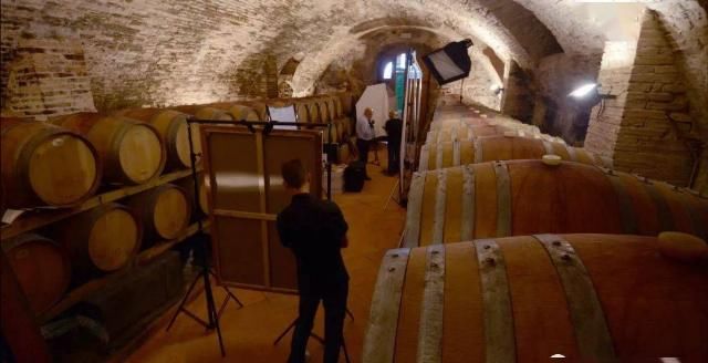 历史|蒙娜丽莎的后代现在什么样？摄影大叔找到无数名人后代给他们重拍祖辈的画像，太神了！