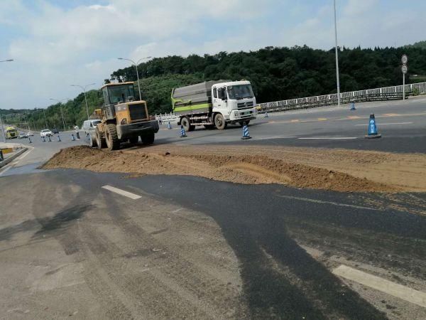  高杆|大货车撞到限高杆 机油泄漏污染路面