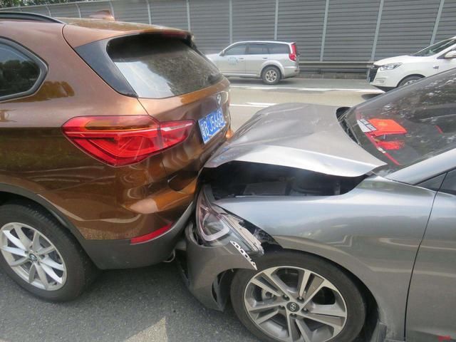  追尾|如果在高速上被追尾怎么办？别忘了说这三句话，现在知道还不晚