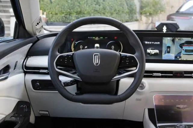 SUV|试驾奔腾全新纯电动SUV E01!造型科幻+三块大屏,驾乘感舒适