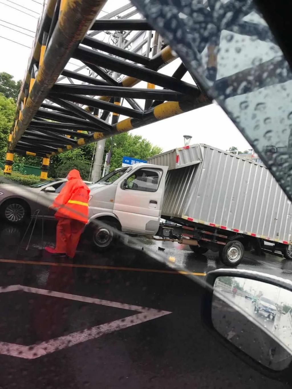  辆小货车|又是颍河闸！又又又撞上了...