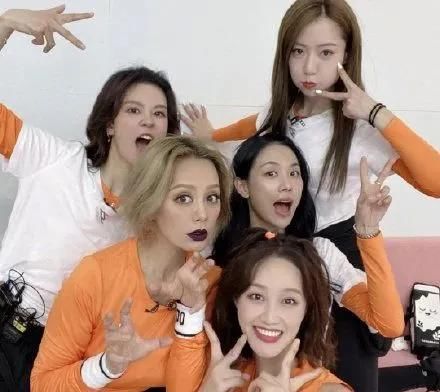  投奔|蓝盈莹野心大遭人嫌！投奔宁静，五人组里4位姐姐不爱搭理她