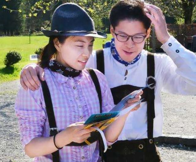  助阵|郭晶晶高调助阵霍启刚，踩平底鞋换发色好洋气，衬衣西裤优雅大方