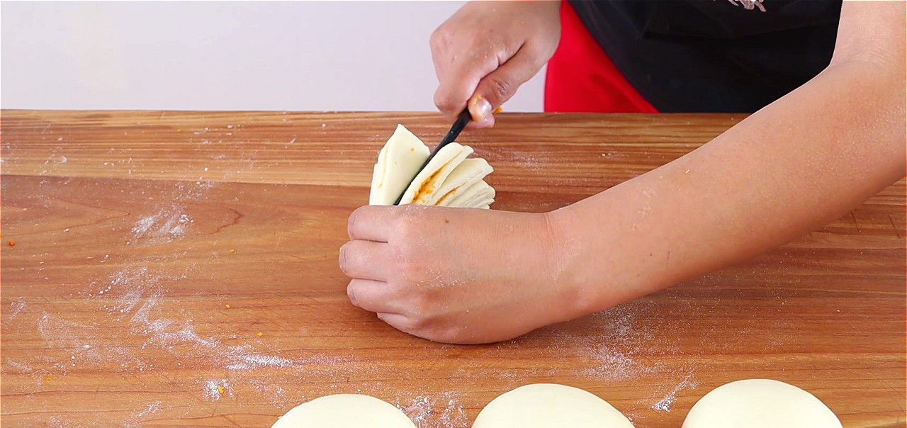  出锅暄|家常版花卷做法，一切一压，出锅暄软又香甜，新手也能做