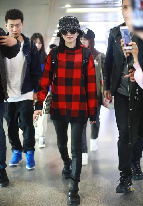  造型|杨颖好懂色彩搭配，黑白装简约低调，配个红色小包气质瞬间变高级