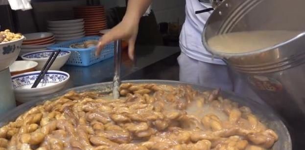 能卖|大叔早餐只卖“它”1碗4元,每天能卖6大桶,外地人吃1次就够了