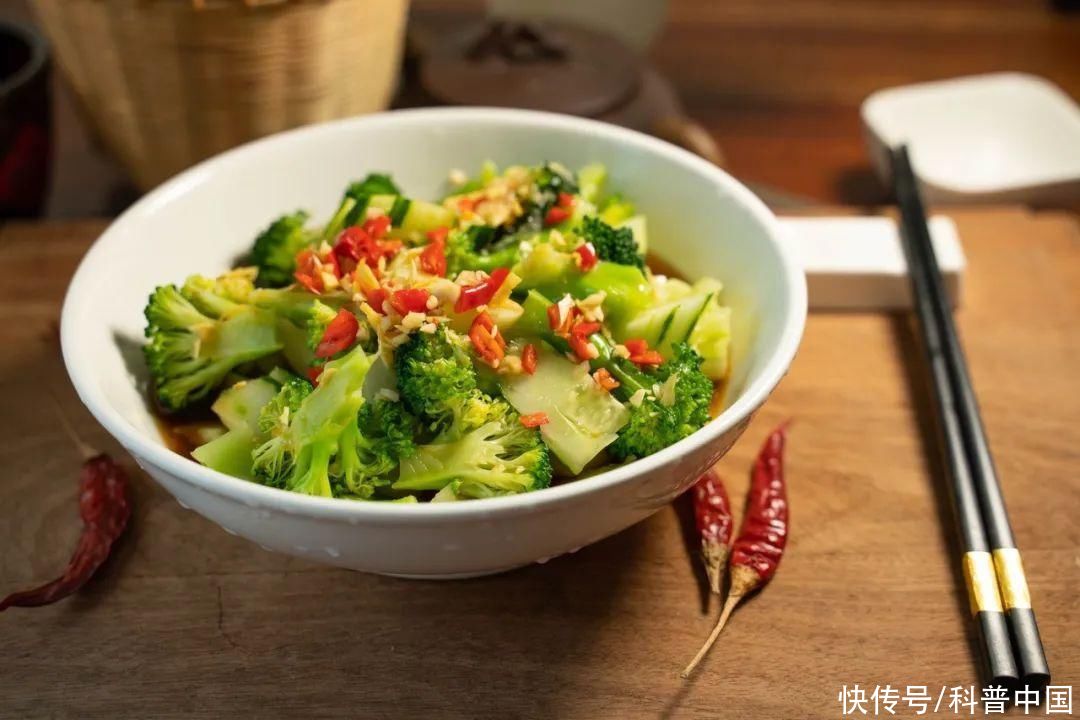 高温天要警惕饮食三大“陷阱”(高温持续，这 5 个饮食风险要尽早排查！)