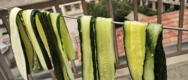  吃不完|巧用三伏天把吃不完的黄瓜晒成干，留着冬天炒肉吃，又香又脆