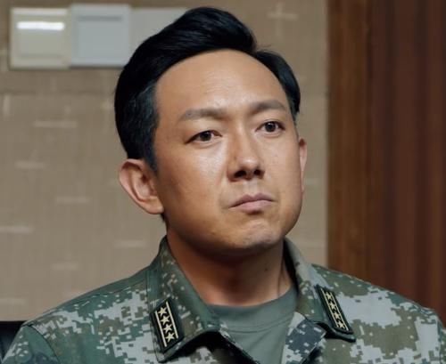  退休|《蓝军出击》大结局：褚战刚再败韩鹏被降衔，王可争卧薪尝胆获胜后退休