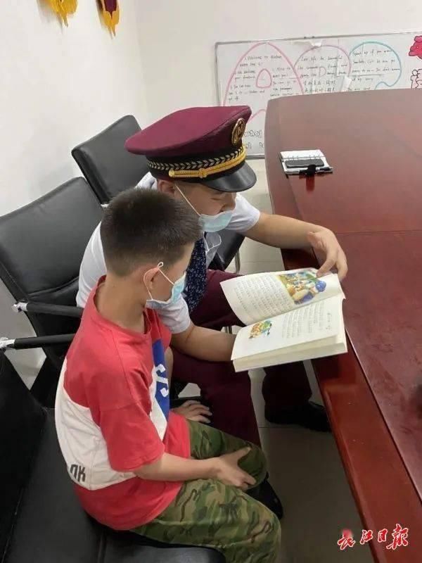 地铁小姐姐|带女儿出门，转眼伢不见了；带外甥坐地铁，落在站台上……男将们带伢可要长长心