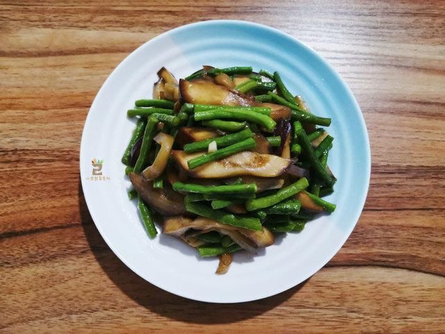 两样食材|夏天,这2样素菜一起炒,每次一盘不够吃,营养又消暑,比吃肉强