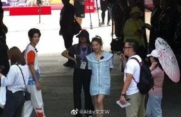  元气|元气满满的哥哥今天在青岛即墨古城录制！杨洋陈学冬超帅