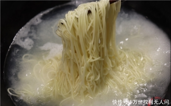 老板|煮面条最忌水开下锅,20年面馆老板:学会这3步,面条爽滑又筋道
