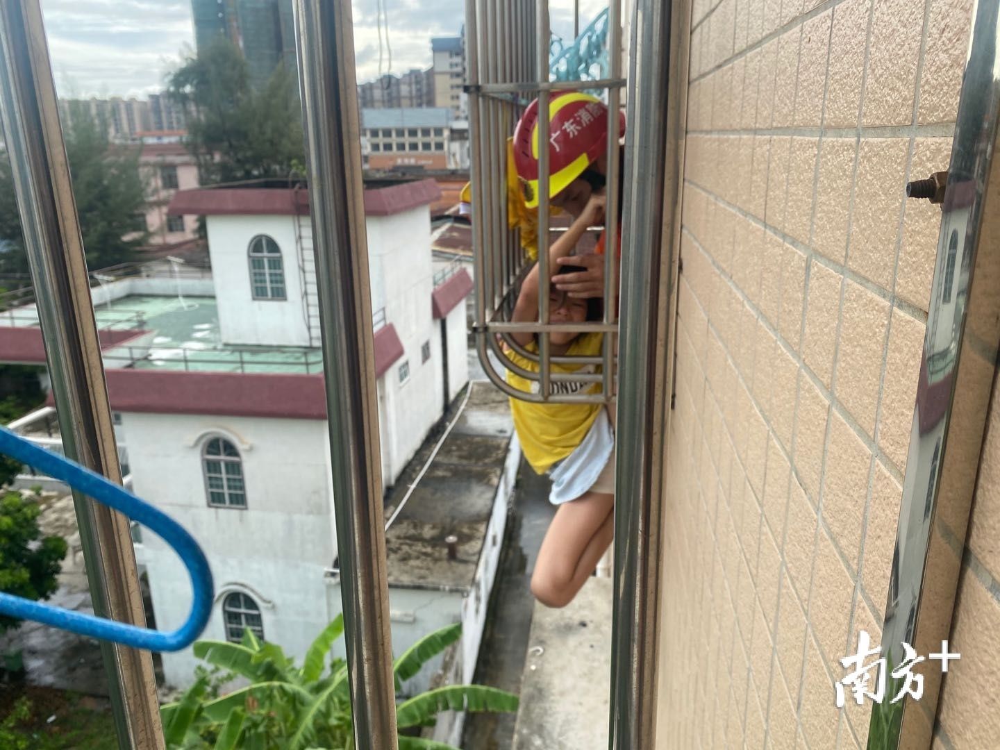 小女孩|揪心!小女孩不慎悬挂防盗窗外,消防及时营救