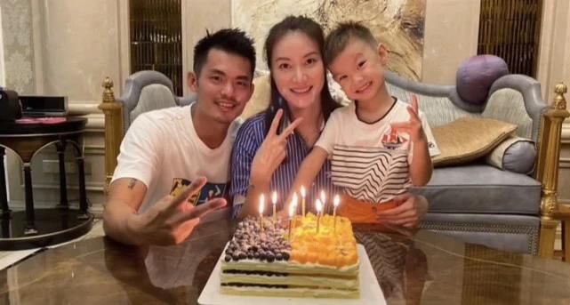 感情|感情好！林丹为老婆谢杏芳庆生 一家三口温馨幸福