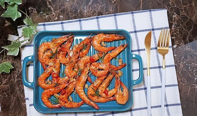 烤箱|做烤虾时，直接进放烤箱就错了，牢记这几个诀窍，大虾鲜嫩还不腥