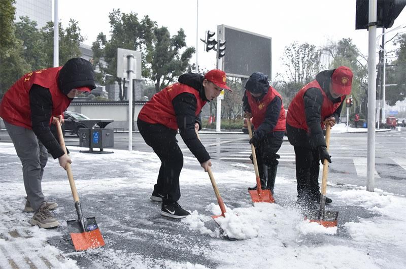 湖南武陵：众志成城战风雪 清扫冰雪暖人心