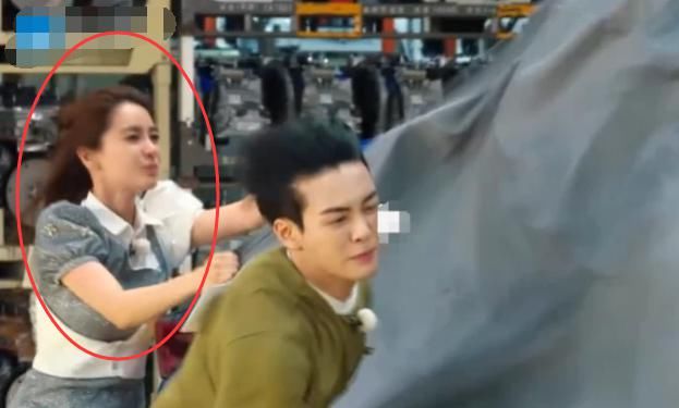  电风扇|《奔跑吧》集体被电风扇怼脸吹，baby的发型全乱了，瞬间暴露发际线