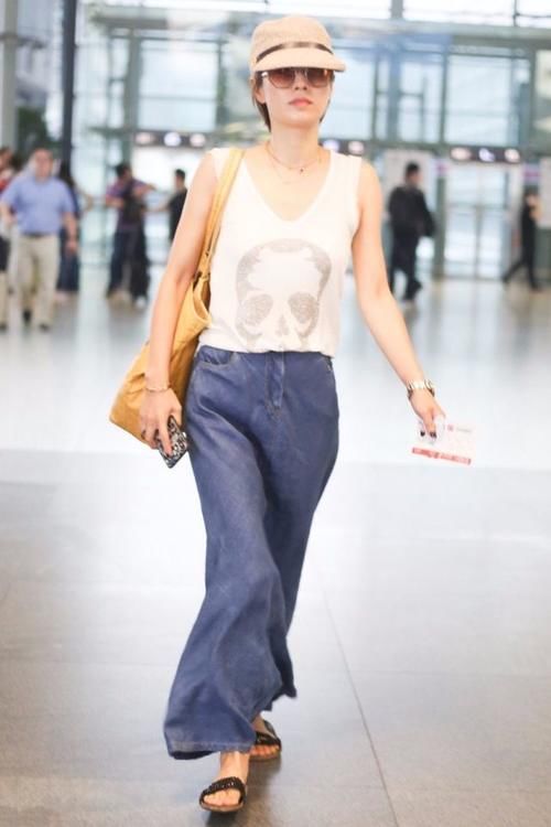 马伊|马伊琍带俩女儿现身机场,穿大妈七分裤还踩平底鞋,腿短了一半!