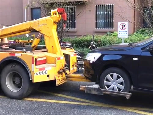 叫嚣|女司机占用消防通道停车，面对劝阻还叫嚣：消防车为啥非走我停的地方？