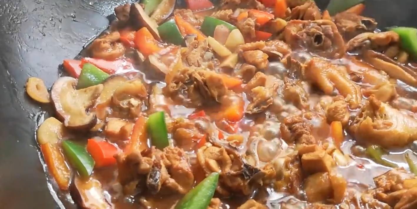 经典|鸡肉的经典做法,香辣美味,一盘鸡肉搭配两碗米饭,真过硬