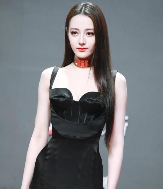  走在红地毯|迪丽热巴穿开叉裙走红毯，高开叉长裙养眼迷人，大秀曼妙婀娜身姿