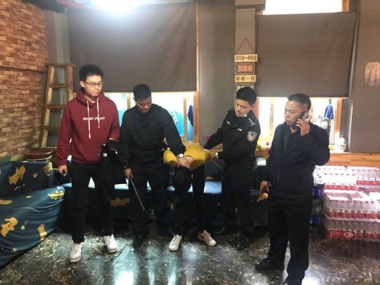 王某|黄州警方4小时生擒持刀抢劫犯