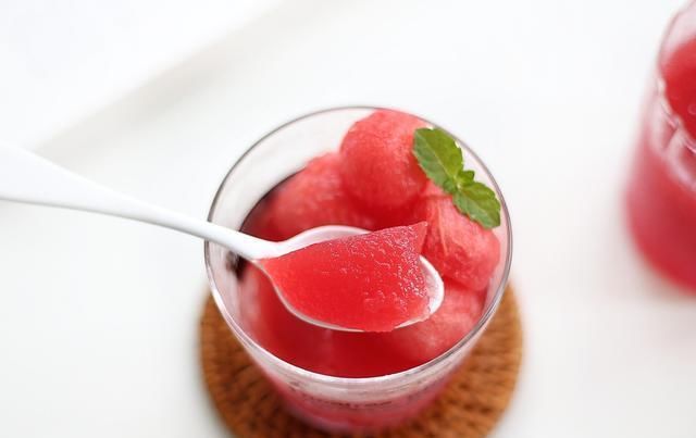  西瓜汁|西瓜买回来别直接吃，换个小花样，口味升级，清凉软嫩好消暑