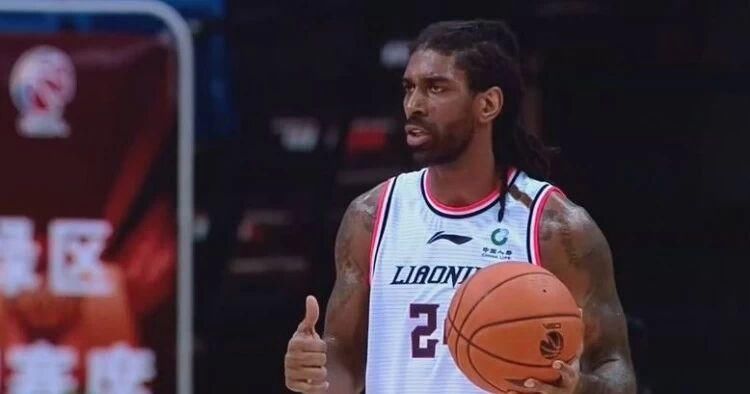 广告牌|14分钟领到4犯,郭艾伦狠狠地拍手+怒踹广告牌,太容易上头了!