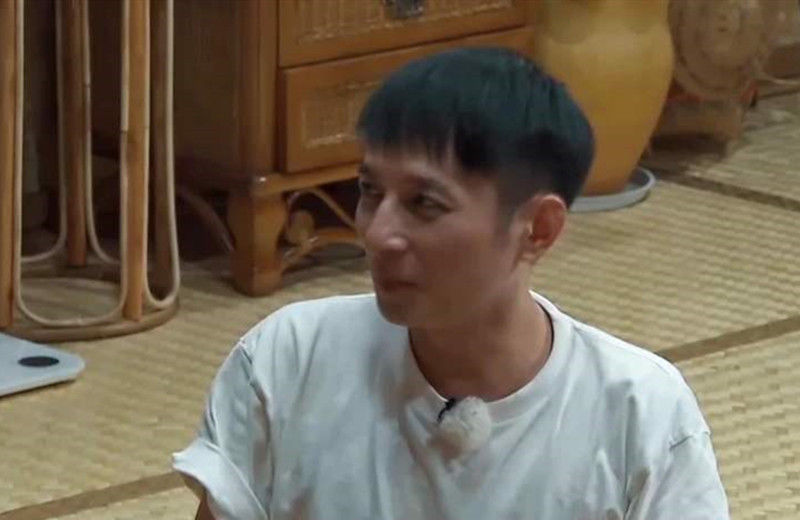  泪流满面|维嘉谈起职业危机泪流满面，吴昕反应很真实，何炅坚持聚会有深意