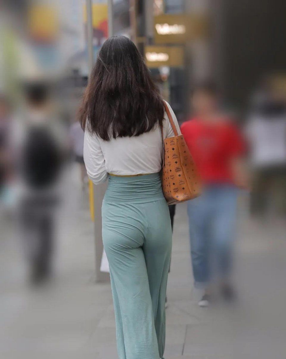 柔软|街拍：束腰长裤配白色长袖，质料柔软穿着更舒适