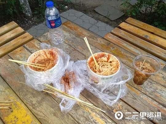 垃圾|昌图北山公园小桌上满是垃圾,吃剩的食物为何不扔进垃圾箱