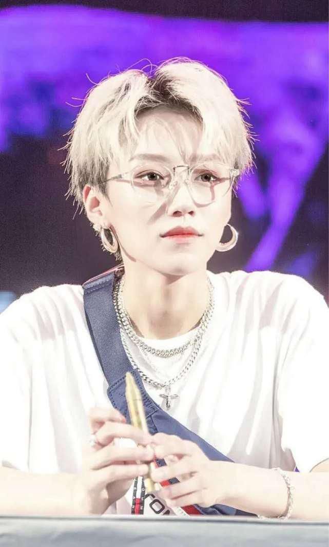  快本|《快本》最新动态：虞书欣为黄晓明采耳，黄明昊争当THE9MV男主