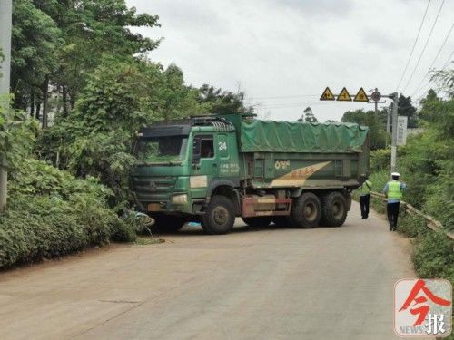  突发|突发！柳州一泥头车撞翻电动车 七旬骑手不幸身亡