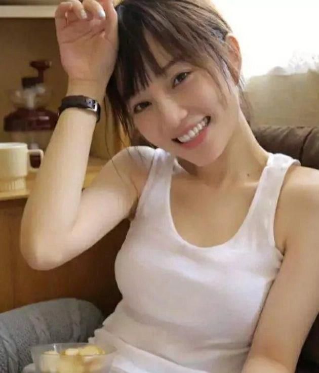 照片|李小璐解锁“懒汉背心”，坐在沙发上拍照，“青蛙坐姿”尽显清纯