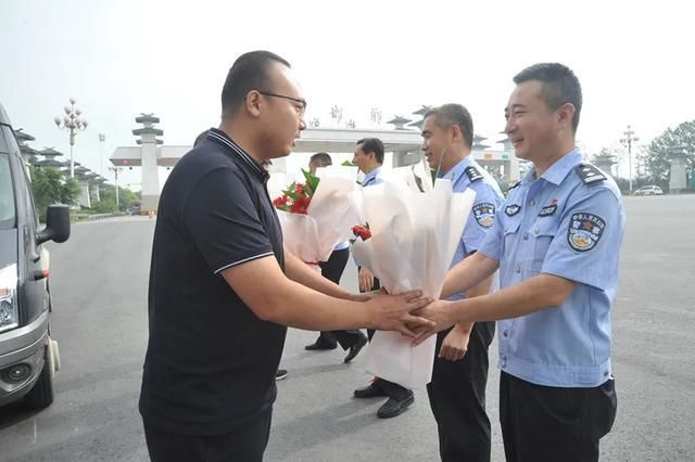  民警|21年追凶路，他在睡梦中被民警抓获