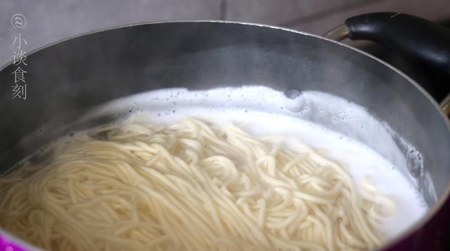 面馆|煮面条时, 开水下锅还是冷水下锅, 面馆老板透露一招, 省时还劲道