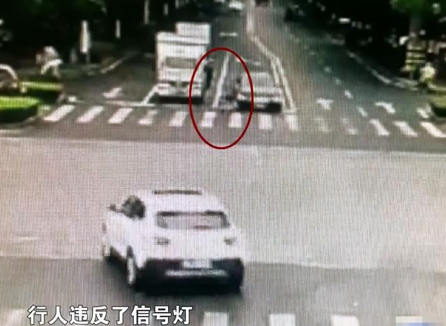  弱势群体|老人闯红灯被撞，交警判老人全责，家属抗议：我们是弱势群体