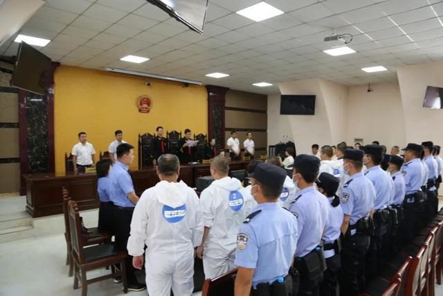 盘踞|盘踞在府店公路上的油罐车“吸血虫”被判了!首犯获刑17年