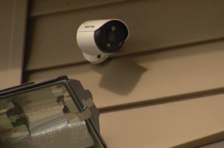  才偷吃|送餐员在顾客家附近大口偷吃餐食，被抓包后理直气壮：我饿了