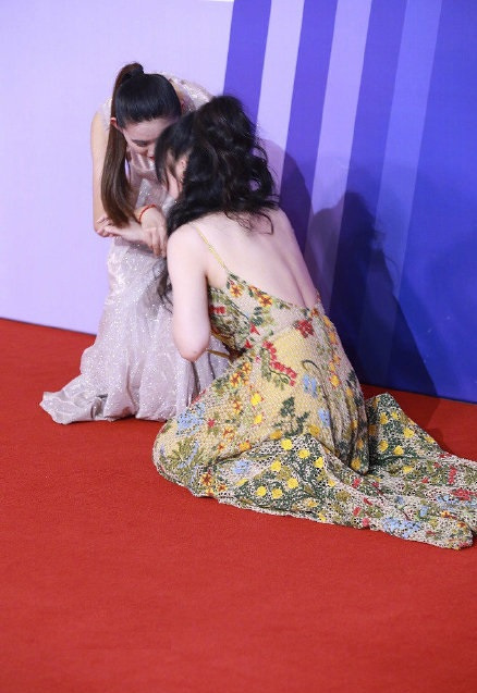 恨天高|柳岩红毯上摔倒需两人搀扶才站起来,“虎背熊腰”疑似发福严重