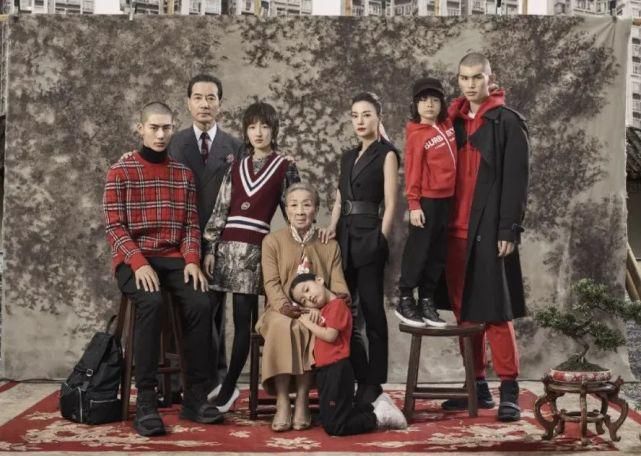  巴黎|90年代乡村影楼风？巴黎世家七夕广告遭网友群嘲