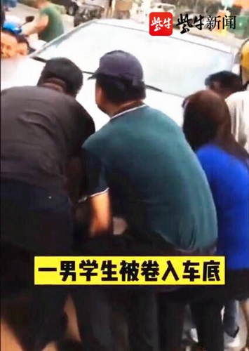  抬起|喊号子，抬车子，“一二三”，众路人发力“抬起”轿车，救出被卷进车底的少年