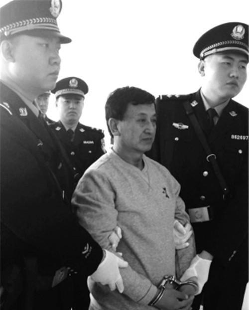 钢筋|他是现代版“摸金校尉”,拿着一根钢筋一个手电,挖出5亿陪葬品